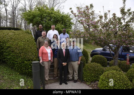 Les membres de la classe Iowa inaugural à l'Académie de Leadership de l'Adjudant général Montgomery Bell State Park à Burns, au Tennessee, le 11 avril. "Le cours est conçu pour enseigner à l'établissement des priorités pour déterminer ce qui est urgent et ce qui est important," dit-il. (Photo par le sergent. William Jones/TNARNG). Banque D'Images