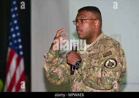 Le lieutenant-général Richard Clark, commandant de la 3e et 17e de la Force aérienne La Force aérienne expéditionnaire, adresses, active et réserve marine de la Garde nationale lors d'une visite à Camp Lemonnier, Djibouti le 12 avril 2017. En tant que commandant de la 3e Air Force, Clark voit à la planification, le déploiement, le maintien et le redéploiement des forces aériennes qui appuient directement les commandants de combat américains pendant les opérations de guerre et d'urgence. (U.S. Air National Guard photo par le Sgt. Paul Gorman) Banque D'Images