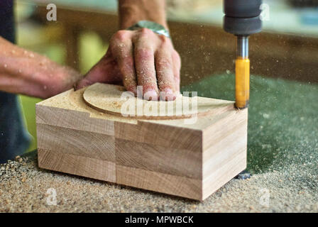 Transformation de produits en bois avec une fraiseuse dans un atelier de menuiserie Banque D'Images