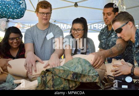 170420-N-JI355-003 NHCL CAMP LEJEUNE (20 avril 2017) Les élèves de Richlands High School 'log-roll" d'un mannequin simulateur médical leur permet d'évaluer une perte de chaleur dans le cadre de l'hôpital naval Camp Lejeune en matière de science, technologie, ingénierie et mathématiques (STIM) événement tenu le 20 avril 2017. NHCL a tenu une manifestation pour l'école secondaire et les étudiants du secondaire et d'inspirer les générations actuelles des scientifiques, ingénieurs et professionnels de la médecine à poursuivre les possibilités de souches-naval. Environ 150 étudiants hébergés NHCL dans quatre écoles de la région y compris Richlands High School, Swansboro Middl Banque D'Images