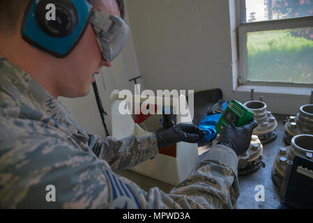 Le carburant JP-8 est un carburant pour turbines d'aviation militaire à base de kérosène utilisé par les forces armées des États-Unis. Le 19 avril 2017, des tests de conductivité ont été effectués à la base aérienne de Yokota, au Japon, pour confirmer que le carburant était propre, non contaminé et conforme aux spécifications militaires. L'image d'archive documente les procédures de contrôle de la qualité du laboratoire au sein du 374e escadron de préparation logistique. Banque D'Images