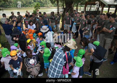 Les membres de la communauté militaire, les enfants des établissements préscolaires et les résidents locaux se réunissent pour un Okinawa le jour de la Terre et la plantation d'arbres, nettoyage 21 avril au Nature Mirai Kan en ville Kin, Okinawa, Japon. Environ 100 participants ont ramassé les ordures le long de la rivière et Okukubi plantées de jeunes arbres de la mangrove à côté du lit de la rivière. Petites lacunes dans les racines de la mangrove fournissent une protection pour les petits poissons, car les gros poissons ne peuvent pas monter en entre eux. (U.S. Marine Corps photo par le Sgt. Douglas D. Simons) Banque D'Images