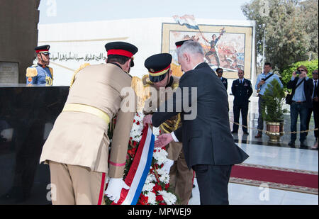 Le Secrétaire de la Défense Jim Mattis dépose une gerbe à la mémoire des soldats inconnus au Caire, Égypte, le 20 avril 2017. (DOD photo de haute technologie de l'US Air Force. Le Sgt. Brigitte N. Brantley) Banque D'Images