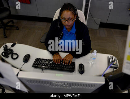 170412-N-pp197-023 JACKSONVILLE, Floride (12 avril 2017) Foi Wright, une région au sud-est d'urgence 911 Marine dispatcher, travaille à sa station multi-vision dans la région marine du centre de répartition régionale du sud-est. La RDC en ce moment l'ordre du feu et le personnel de sécurité pour 14 installations. (U.S. Photo par marine Spécialiste de la communication de masse 1re classe Stacy D. Laseter/libérés) Banque D'Images