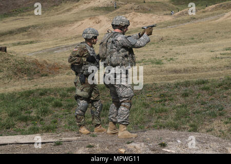 Un participant pour la 2e Division d'infanterie, la concurrence meilleur guerrier tire un pistolet M9 au cours d'un événement pousse le stress, Avril 11, 2017, à l'éventail d'Apache sur Camp Casey, la Corée du Sud. Le meilleur guerrier ID 2concours est un concours tenu à reconnaître les meilleurs soldats de 2ID grâce à divers tests dont un ruck mars, un jour, un événement enjeux l'analyse du stress et ainsi de suite. Banque D'Images