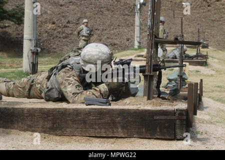 Un participant pour la 2e Division d'infanterie, la concurrence meilleur guerrier tire un M4 dans une position non pris en charge lors d'un événement pousse le stress, Avril 11, 2017, à l'éventail d'Apache sur Camp Casey, la Corée du Sud. Le meilleur guerrier ID 2concours est un concours tenu à reconnaître les meilleurs soldats de 2ID grâce à divers tests dont un ruck mars, un jour, un événement enjeux l'analyse du stress et ainsi de suite. Banque D'Images