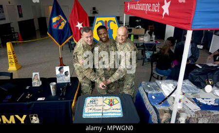 KAISERSLAUTERN, Allemagne - Brig. Le général Steven Ainsworth, gauche, commande le Sgt. Le Major Raymond Brown, droite, et la CPS. Jonathan Boyden, centre, constituent la réserve de l'armée après la coupe du gâteau d'anniversaire le vendredi 21 avril au Centre communautaire militaire de Kaiserslautern sur la base aérienne de Ramstein. L'après-midi a été organisé par le 7e Commandement du soutien de la Mission de célébrer le 109e anniversaire de la réserve de l'armée. Banque D'Images