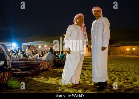 Emirats Arabes Unis (19 mars 2017) Les Marines Américains posent pour une photo lors du port de l'habit traditionnel du Moyen-Orient dans le cadre d'un Safari au coucher du soleil au cours de la 11e Marine Expeditionary Unit (MEU) dans le port de l'Emirats Arabes Unis, le 19 mars. Au cours de la visite, les Marines et les marins ont été en mesure de rouler à travers le désert en 4x4, monter des chameaux, boutique à des fournisseurs locaux, et déguster une cuisine locale. L'île de Makin Groupe Amphibie/11e MEU est actuellement déployée dans la 5e flotte américaine zone d'opérations à l'appui de la sécurité et de la stabilité régionales. (U.S. Le Corps des Marines. Brandon Ma Banque D'Images