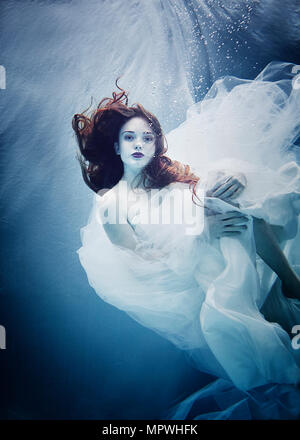Une mariée sous-marine Banque D'Images