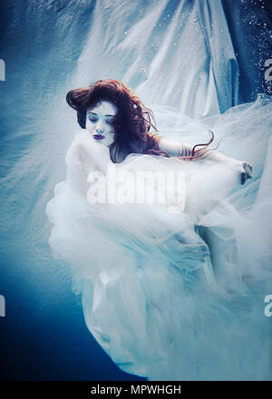 Une mariée sous-marine Banque D'Images