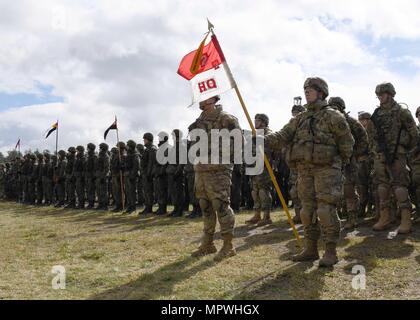 170413-N-AC979-121 ORZYSZ, Pologne (13 avril 2017) stand des soldats dans les rangs durant une cérémonie d'accueil pour une meilleure présence avancée (PEF) Pologne au centre de formation sur le terrain des forces terrestres. Pologne Groupe de combat se compose de soldats des États-Unis, Royaume-Uni, et la Roumanie qui sont intégrées à l'armée polonaise, la 15ème Brigade Mécanisée. (U.S. Photo par marine Spécialiste de la communication de masse en chef Michael McNabb/libérés) Banque D'Images