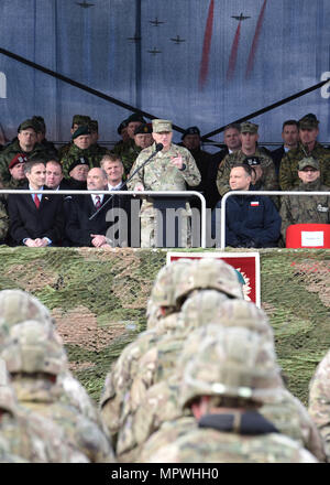 170413-N-AC979-158 ORZYSZ, Pologne (13 avril 2017) Commandant du Commandement européen de l'OTAN et le Commandant suprême des forces alliées en Europe, le général Curtis Scaparrotti, les adresses des membres de l'OTAN au cours d'une cérémonie d'accueil pour une meilleure présence avancée (PEF) Pologne au centre de formation sur le terrain des forces terrestres. Pologne Groupe de combat se compose de soldats des États-Unis, Royaume-Uni, et la Roumanie qui sont intégrées à l'armée polonaise, la 15ème Brigade Mécanisée. (U.S. Photo par marine Spécialiste de la communication de masse en chef Michael McNabb/libérés) Banque D'Images