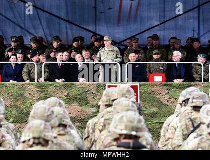 170413-N-AC979-160 ORZYSZ, Pologne (13 avril 2017) Commandant du Commandement européen de l'OTAN et le Commandant suprême des forces alliées en Europe, le général Curtis Scaparrotti, les adresses des membres de l'OTAN au cours d'une cérémonie d'accueil pour une meilleure présence avancée (PEF) Pologne au centre de formation sur le terrain des forces terrestres. Pologne Groupe de combat se compose de soldats des États-Unis, Royaume-Uni, et la Roumanie qui sont intégrées à l'armée polonaise, la 15ème Brigade Mécanisée. (U.S. Photo par marine Spécialiste de la communication de masse en chef Michael McNabb/libérés) Banque D'Images