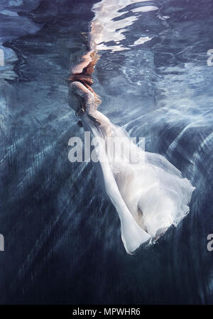 Une mariée sous-marine Banque D'Images