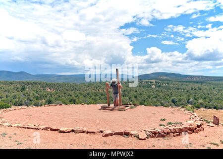 L'homme descend dans une kiva à Pecos National Historical Park, un parc historique national des États-Unis à San Miguel et les comtés de Santa Fe, Nouveau Mexique. Banque D'Images