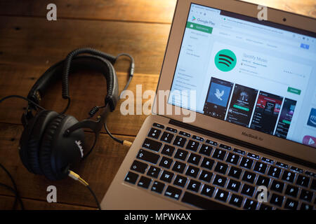 L'application Spotify vu affichée sur un moniteur d'ordinateur Apple MacBook Air via le Google Play Store. Banque D'Images