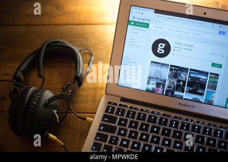 L'application vu Getty Images affichées sur un moniteur d'ordinateur Apple MacBook Air via le Google Play Store. Banque D'Images