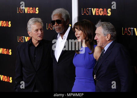 Acteurs Michael Douglas, Morgan Freeman, Mary Steenburgen et Robert De Niro assister à la dernière 'Vegas' première au Ziegfeld Theatre le 29 octobre 20 Banque D'Images