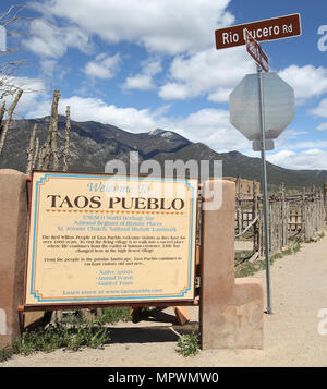 Taos Pueblo de Taos, Nouveau-mexique dispose d'étages multiples maisons d'Adobe, San Geronimo de l'Église Catholique Banque D'Images