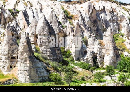 Voyage Turquie - rock-cut établissement monastique ancienne dans les cheminées de fée des rochers près de la ville de Göreme en Cappadoce au printemps Banque D'Images