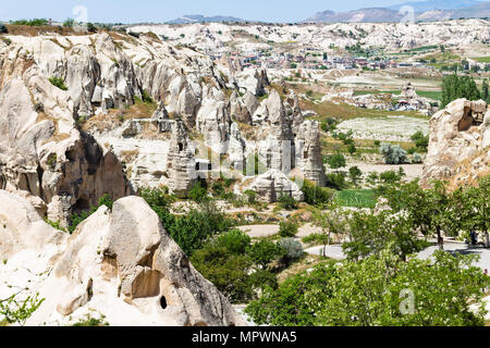 Voyage Turquie - vue sur vallée avec les roches et les cheminées de fées de la ville de Göreme en Cappadoce au printemps Banque D'Images