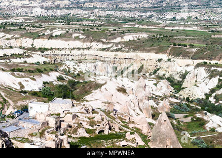 Voyage Turquie - paysage de montagnes autour du village d'Uchisar en Cappadoce au printemps Banque D'Images