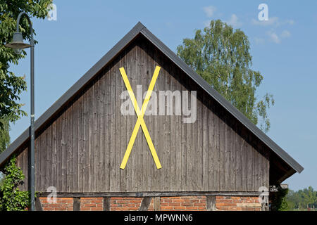 Castor Croix sur une grange, Pannecke, Wendland, Basse-Saxe, Allemagne Banque D'Images