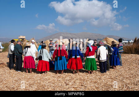Uros locale auprès des touristes dans un cercle de prière spirituelle, Lac Titicaca, Pérou Banque D'Images