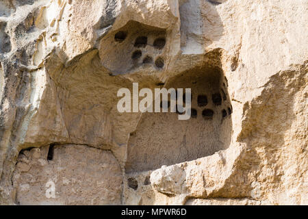 Voyage Turquie - vieux rock-chambre sculpté dans la ville de Göreme en Cappadoce au printemps Banque D'Images