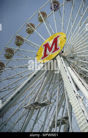 Grande roue sur fond de ciel bleu Banque D'Images