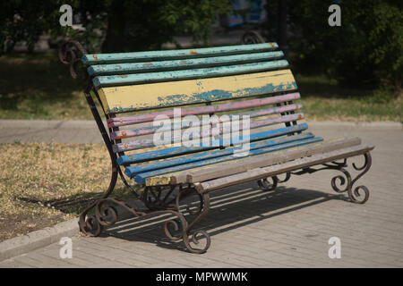 Banc avec de la peinture dans le parc Banque D'Images
