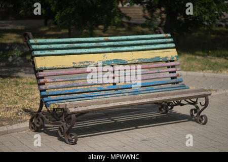 Banc avec multi-couleur de la peinture à l'automne sunny park Banque D'Images