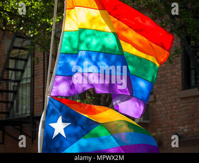 Grand arc en ciel et drapeaux Portoricains dans la Gay Pride Parade annuelle qui passe par Greenwich Village. Banque D'Images