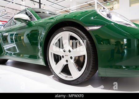 BERLIN, ALLEMAGNE - 15 avril 2018 : Porsche 911 Carrera S 2007 green forum permanent au groupe Volkswagen en voiture le 15 avril 2018 à Berlin, Allemagne. Banque D'Images