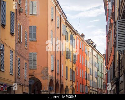 Vieilles maisons colorées typiques à Modène, Italie Banque D'Images