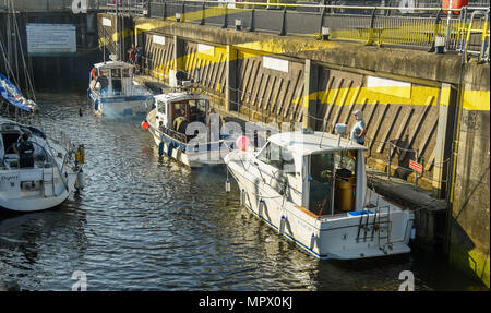 Les petits bateaux,dans l'un des verrous qui font partie de l'barrage de la baie de Cardiff. Les écluses permettent aux bateaux d'entrer et de quitter le canal de Bristol. Banque D'Images