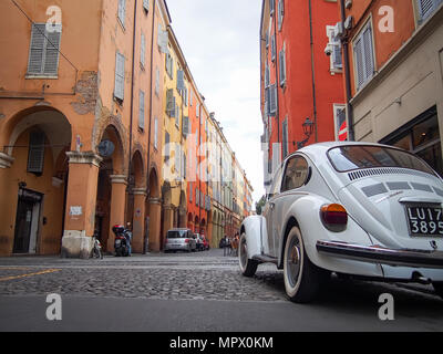 MODENA, ITALIE - 20 juillet 2017 : rue typique avec des maisons anciennes à Modène, Italie et la coccinelle de Volkswagen sur elle Banque D'Images