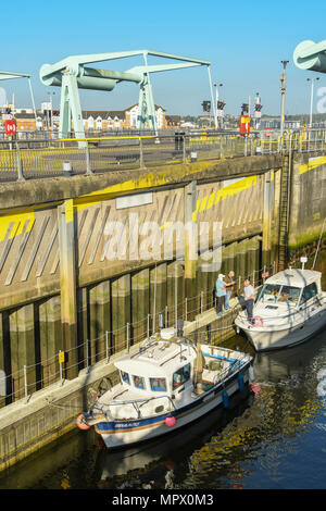 Les petits bateaux,dans l'un des verrous qui font partie de l'barrage de la baie de Cardiff. Les écluses permettent aux bateaux d'entrer et de quitter le canal de Bristol. Banque D'Images