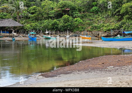 Bangka locale des bateaux sur l'eau marécageuse de sable à l'arrière de la plage Sugar Beach à Nauhang barangay reliant le front de mer avec le reste de la municipalité. S Banque D'Images