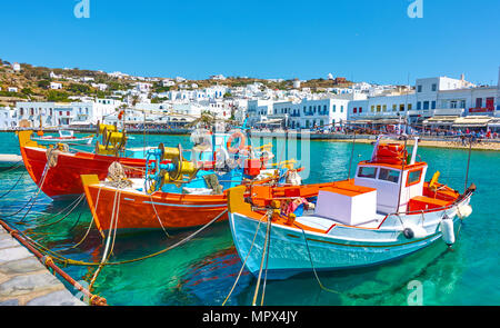 Vieux Port avec bateaux de pêche et du front de mer à Mykonos Islang, Grèce Banque D'Images