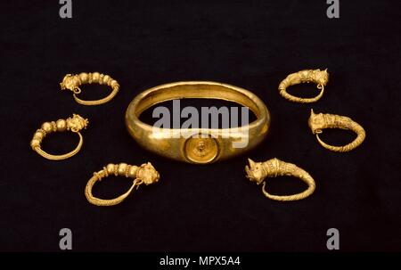 Boucles d'or et d'or son brassard, fom un trésor du temple, 4ème-3ème siècle avant JC. Artiste : Inconnu. Banque D'Images