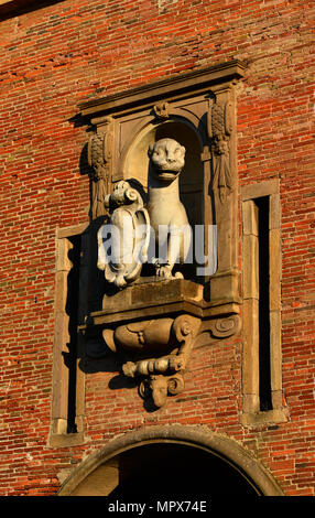 La panthère, symbole de la ville de Lucca, une ancienne statue en marbre sur les murs anciens de la ville porte, érigée au 16e siècle Banque D'Images