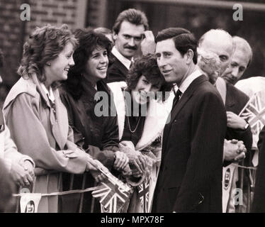 LE PRINCE CHARLES DISCUTE AVEC LA FOULE LORS DE SA VISITE À PORTSMOUTH. 1981 Banque D'Images