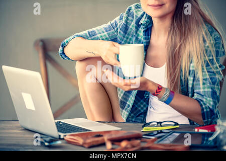 Fille étudiante à faire des devoirs et de boire du café en plein air cafe, jouissant de l'éducation, le travail en ligne et le shopping peut se faire sur l'Internet Banque D'Images