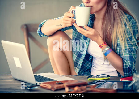 Fille étudiante à faire des devoirs et de boire du café en plein air cafe, jouissant de l'éducation, le travail en ligne et le shopping peut se faire sur l'Internet Banque D'Images