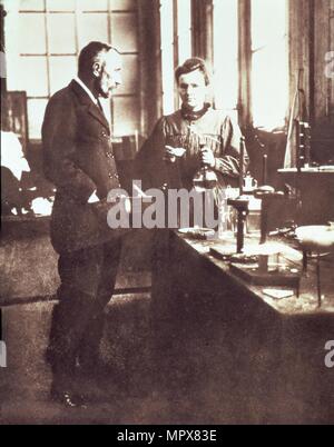 Pierre et Marie Curie dans leur laboratoire, pub. 1898 (photographie) Banque D'Images