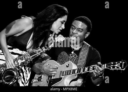 Jessy J et Norman Brown, 2010. Artiste : Alan John Ainsworth. Banque D'Images