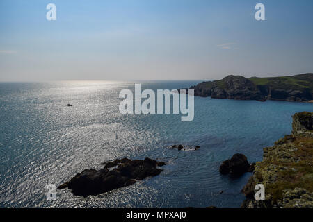 Sur la mer à partir de la colline au sud de Porth Dafarch Stacks, Anglesey, au nord du Pays de Galles, Royaume-Uni Banque D'Images