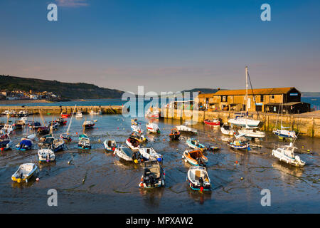 Tard en soirée le soleil et ciel bleu au port de Cobb à Lyme Regis sur la côte jurassique du Dorset, le 23 mai 2018. Crédit photo : Graham Hunt/ Banque D'Images