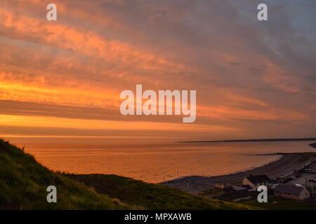 Magnifique coucher de soleil et vue sur la plage de la colline à la plage à Dinas Dinlle, au nord du Pays de Galles, Royaume-Uni Banque D'Images